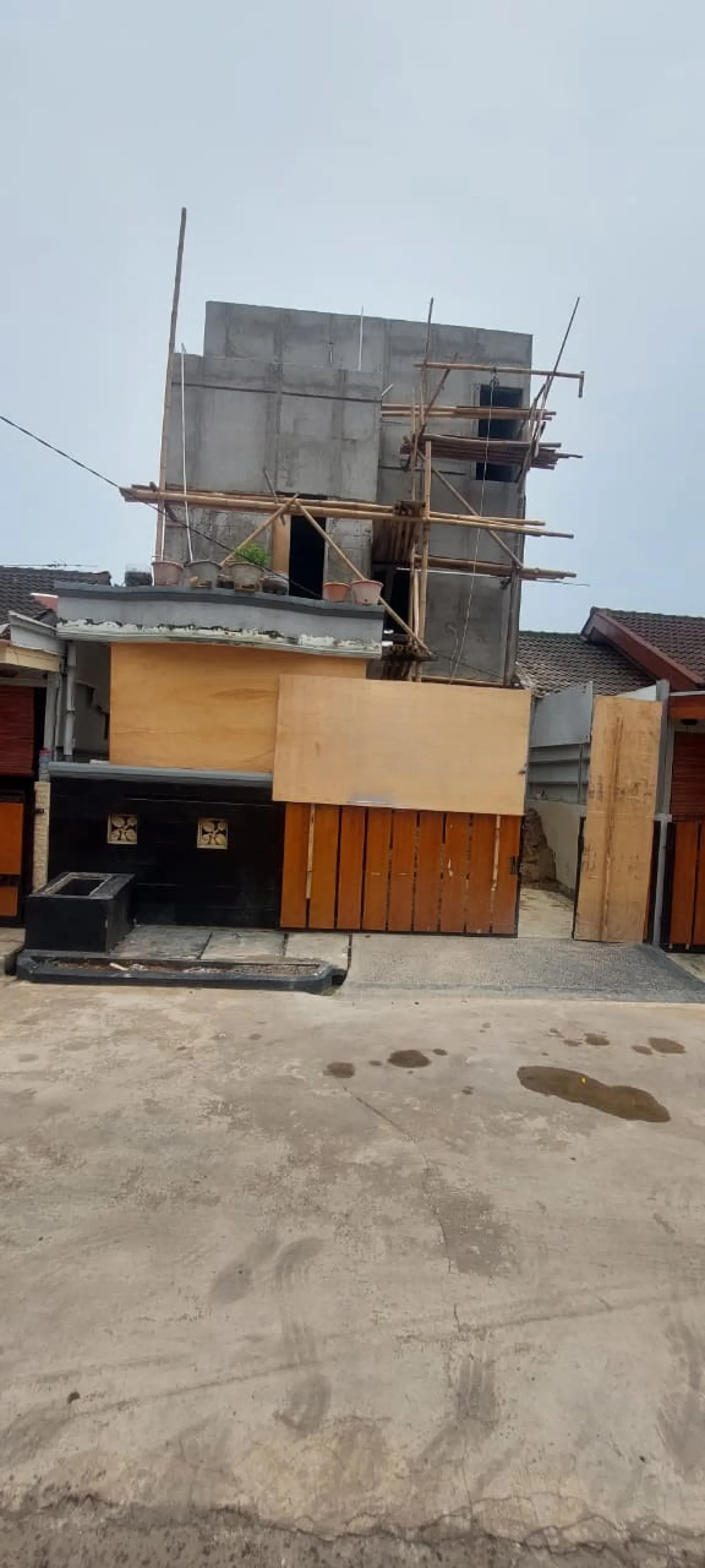 Rumah Dijual di Graha Bintaro, 3 Lantai dengan 4+1 Kamar Tidur dan SHM