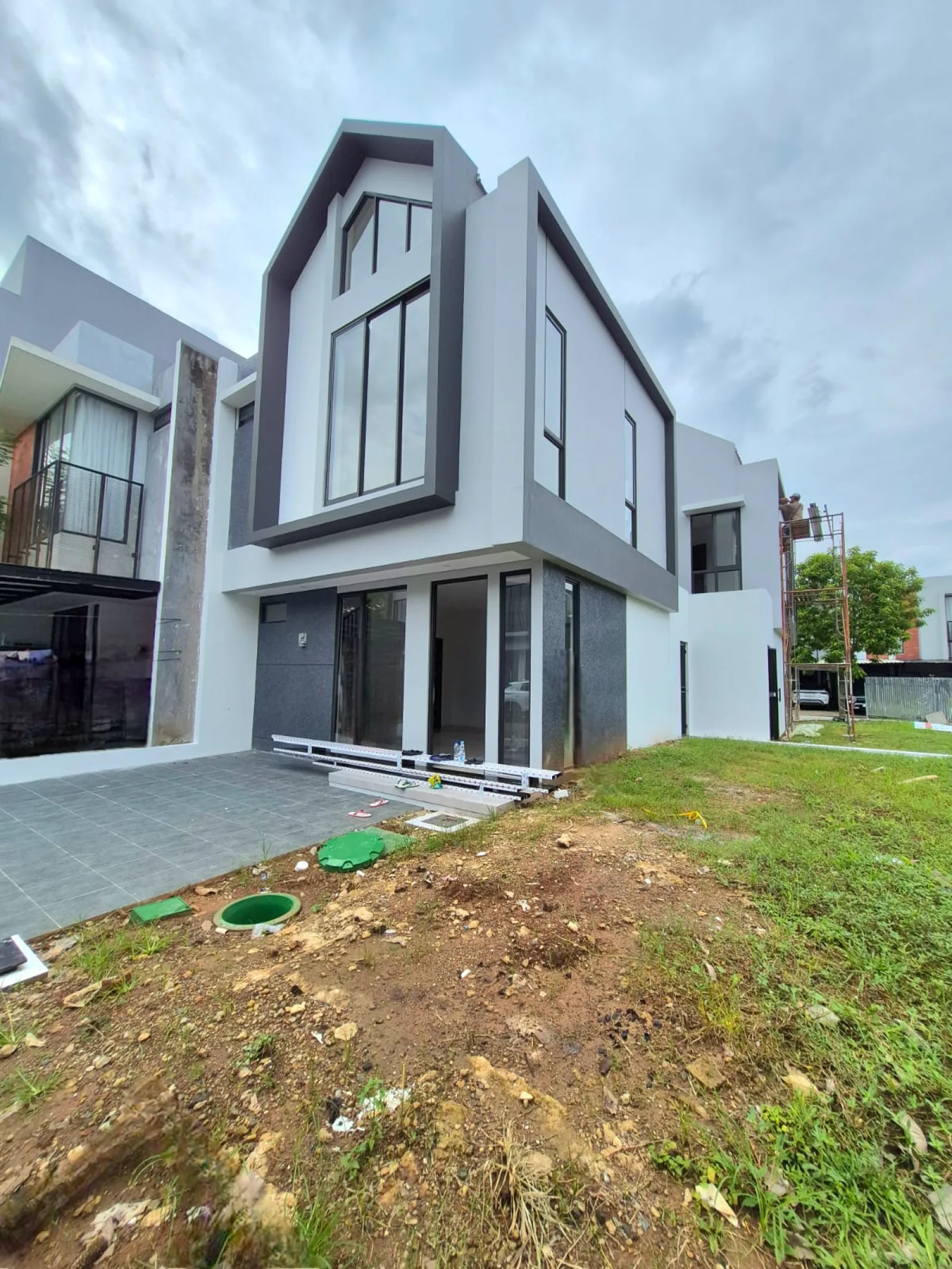Rumah Nyaman di Kebayoran Harmony dengan 2 Kamar Tidur dan Carport 2 Mobil