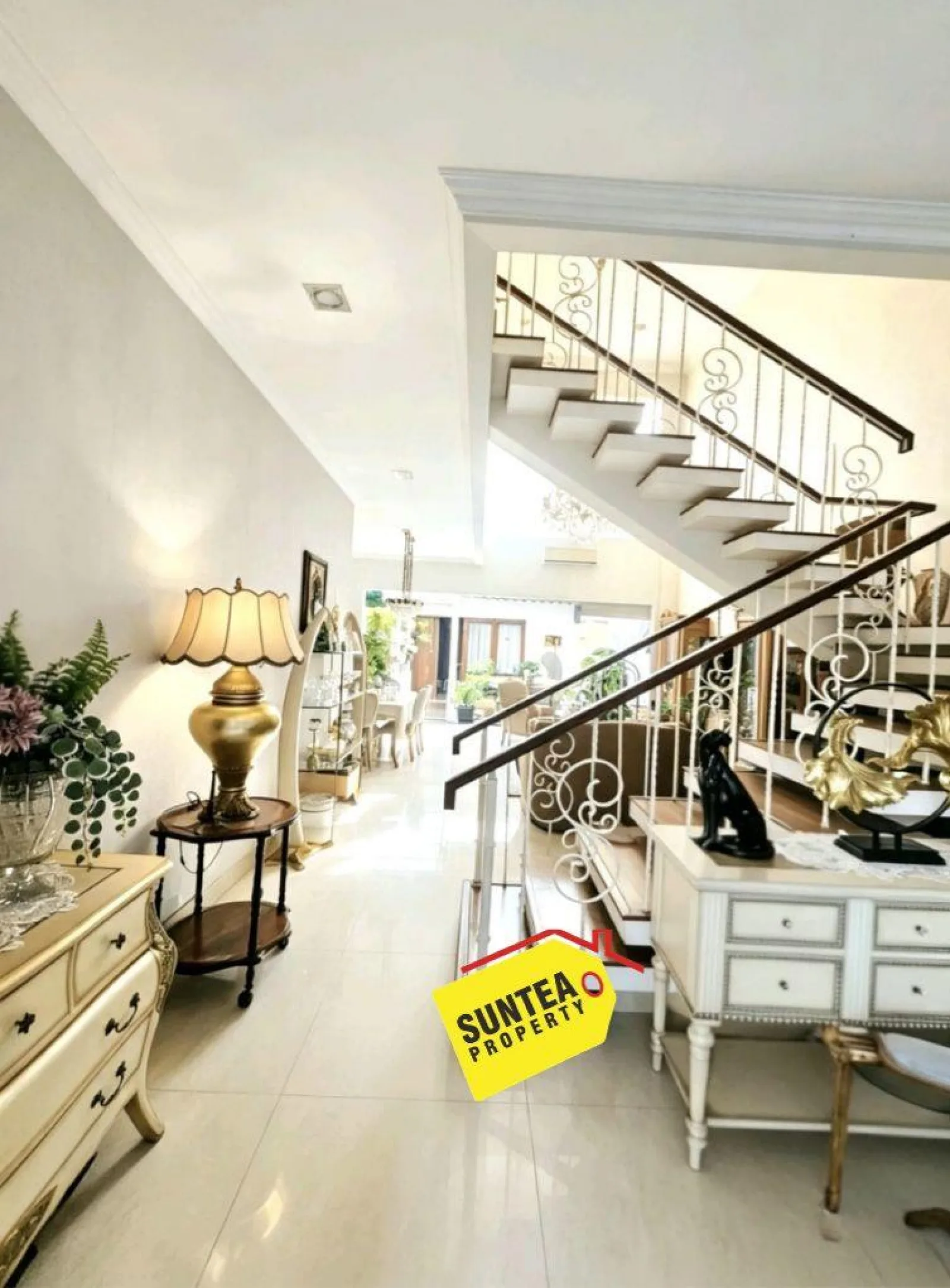 Rumah Dijual di RC Veteran, SHM dengan 6 AC dan Carport 3 Mobil