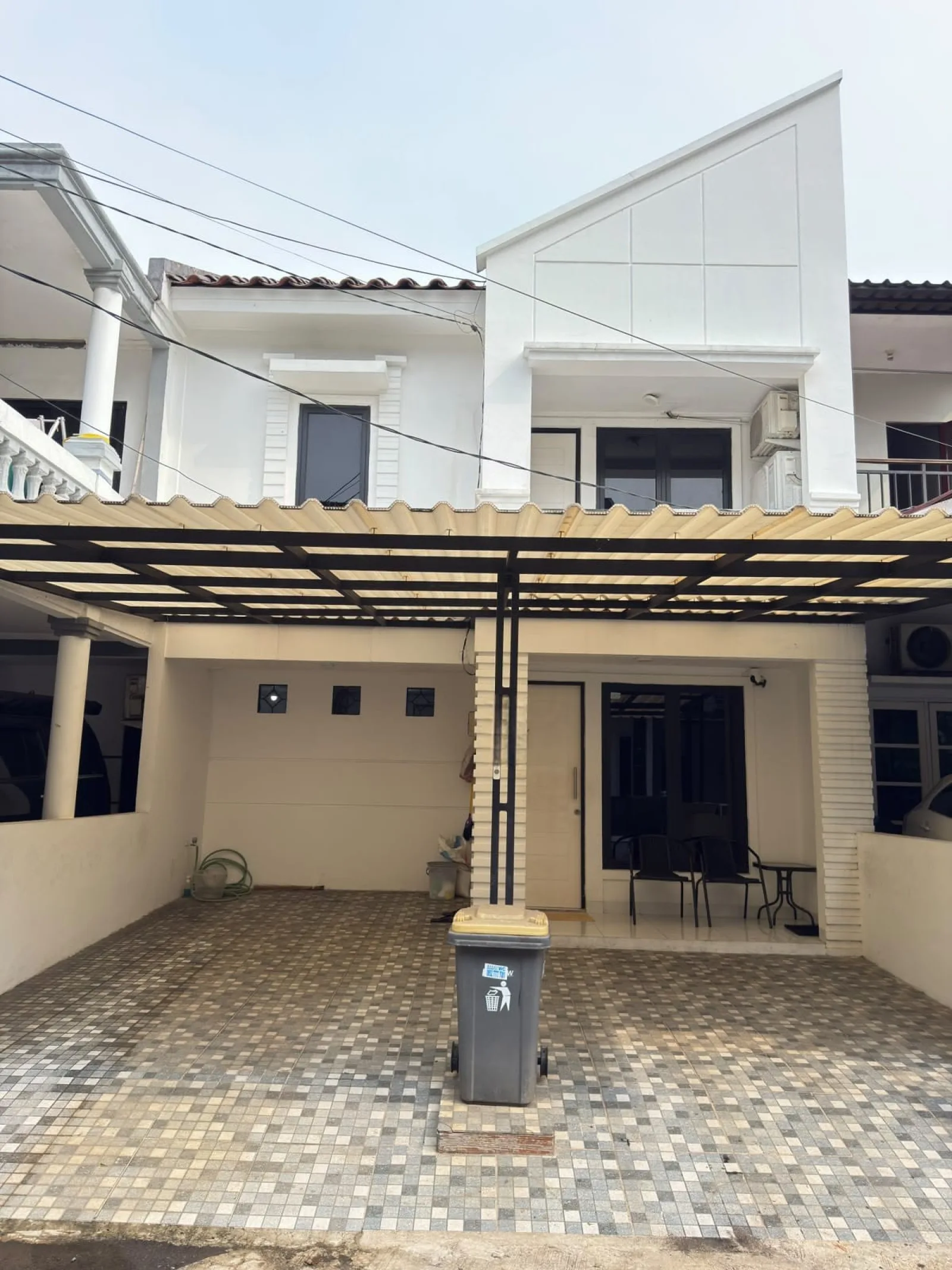 Rumah Dijual di Sawah Baru, 2 Lantai dengan Kitchen Set dan SHM