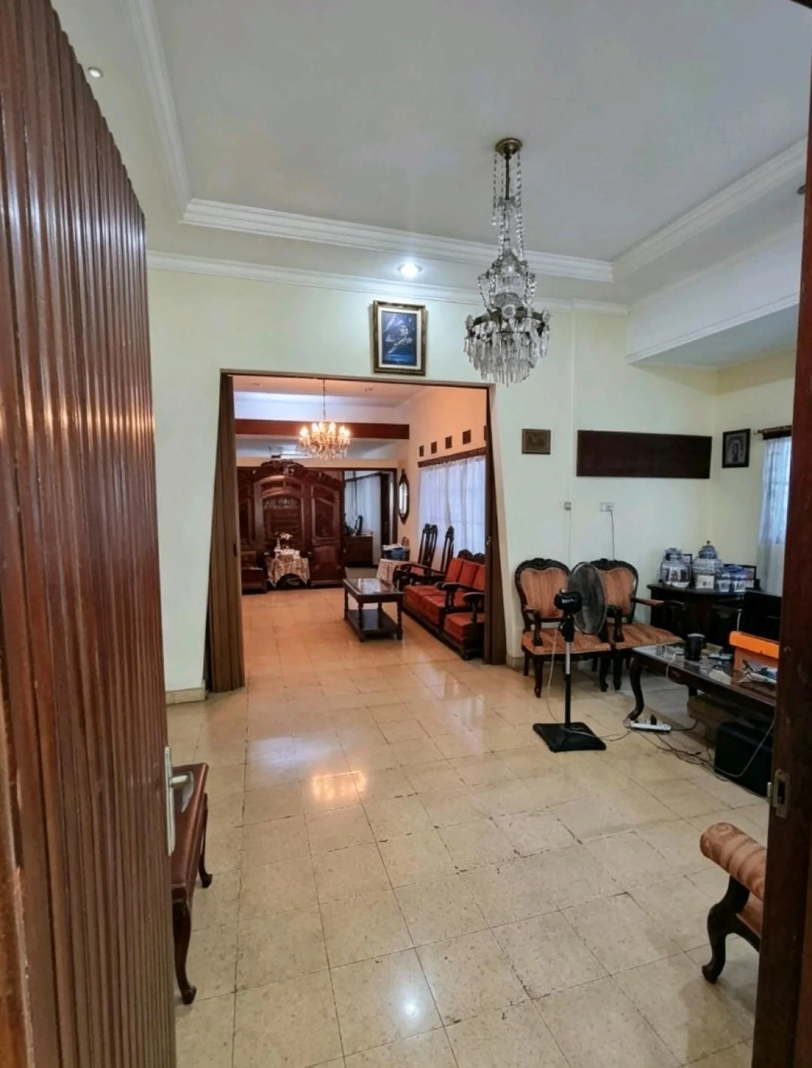 Rumah Mewah Dijual di Cipete, 2 Lantai dengan SHM dan Kitchen Set