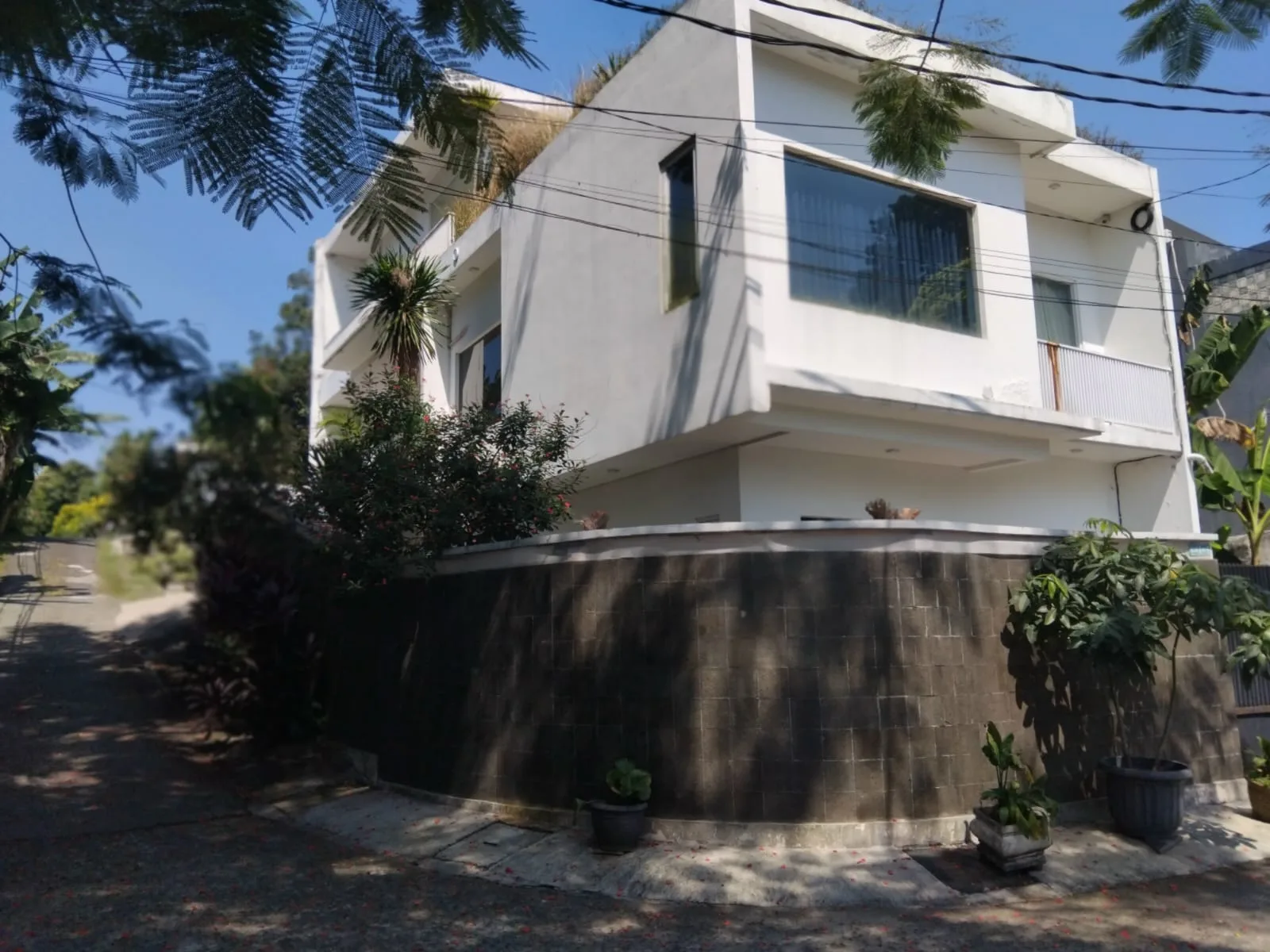 Rumah Dijual di Lebak Bulus, Rooftop, Jacuzzi, dan SHM